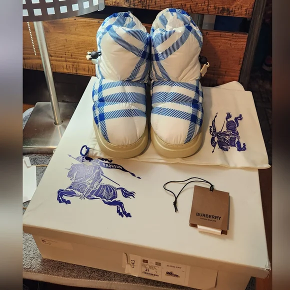 Burberry Pillow Booties -UNISEX - Mens Size 40 - Size 7.5/8 - Wmn Sz 9/9.5 - Picture 3 of 14